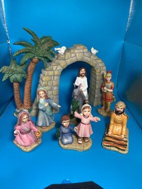 Wesiti Seven Piece Resin Nativity Set